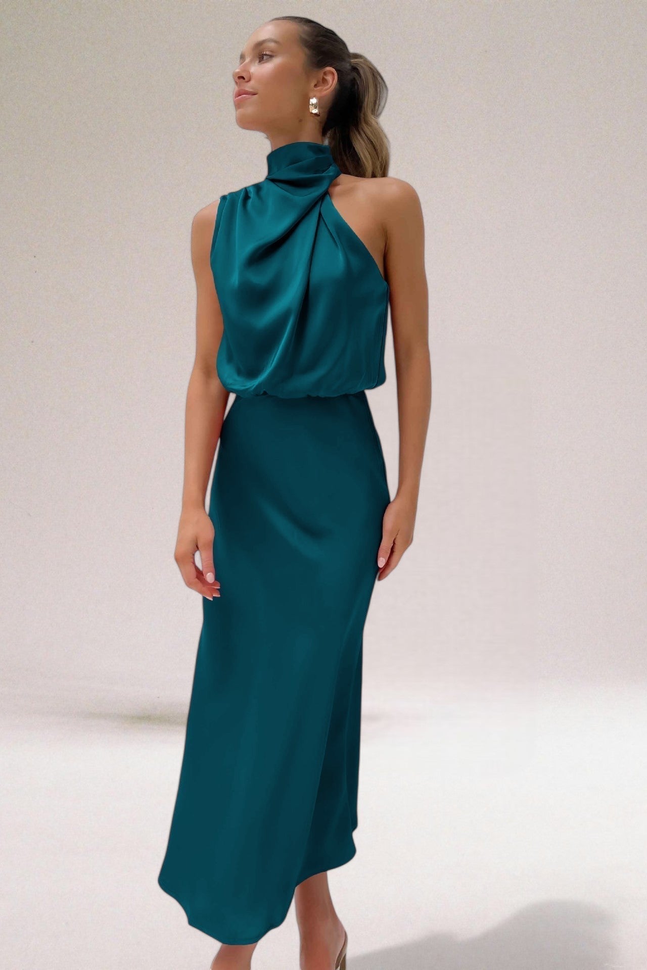 Flavia™ | Robe glamour en satin avec col halter