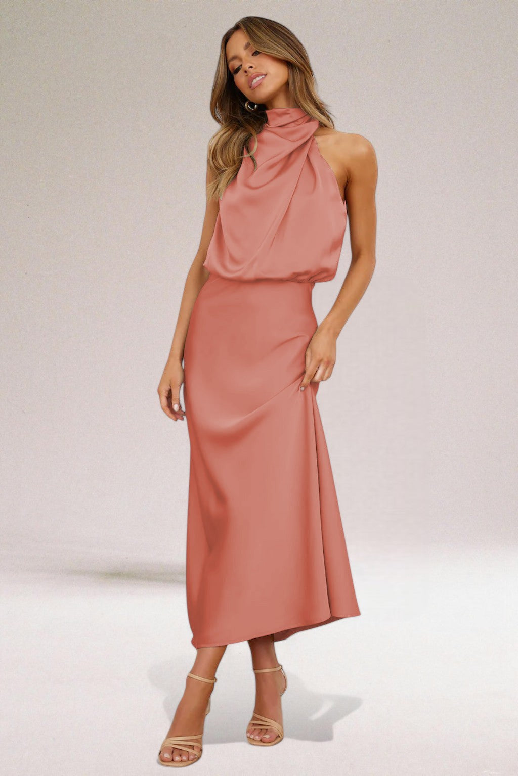 Flavia™ | Robe glamour en satin avec col halter