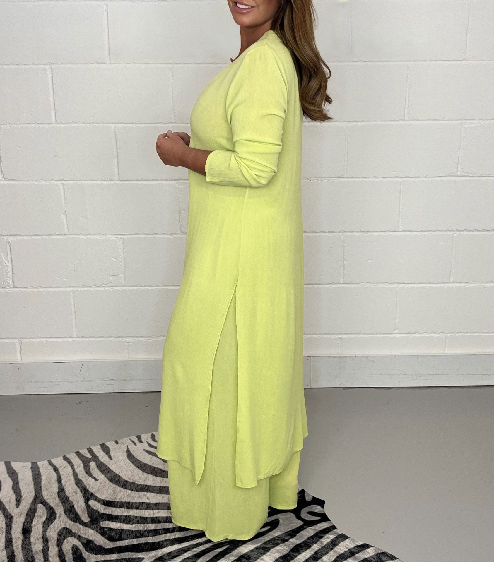 Talia - Ensemble décontracté à deux pièces avec décolleté en V et fente